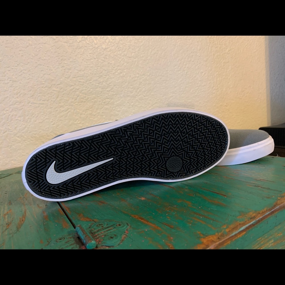 Brand new, never worn Nike shoes